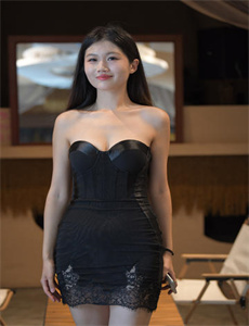 《《乳色吐息》在线观看OVA上卷-两个老外玩白洁》